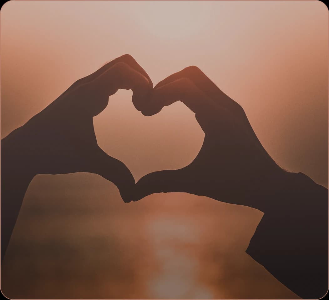 Дві руки, що ніжно тягнуться одна до одної